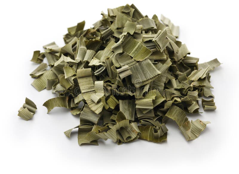 dried-rampe-pandan-leaves-white-background-69105792.jpg DEHYDRATED PANDAN LEAVES 25G - imagine 1